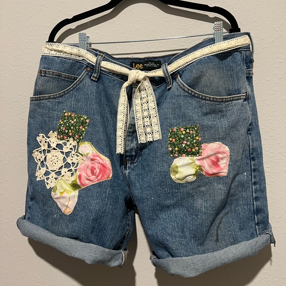 Vintage Lee Blue Jean Shorts Boyfriend (38-40 W) style up cycled by me 🤍